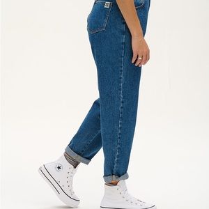 Lucy & Yak Dana Mom Jeans: ORGANIC DENIM - Mid Wash Blue - size 28